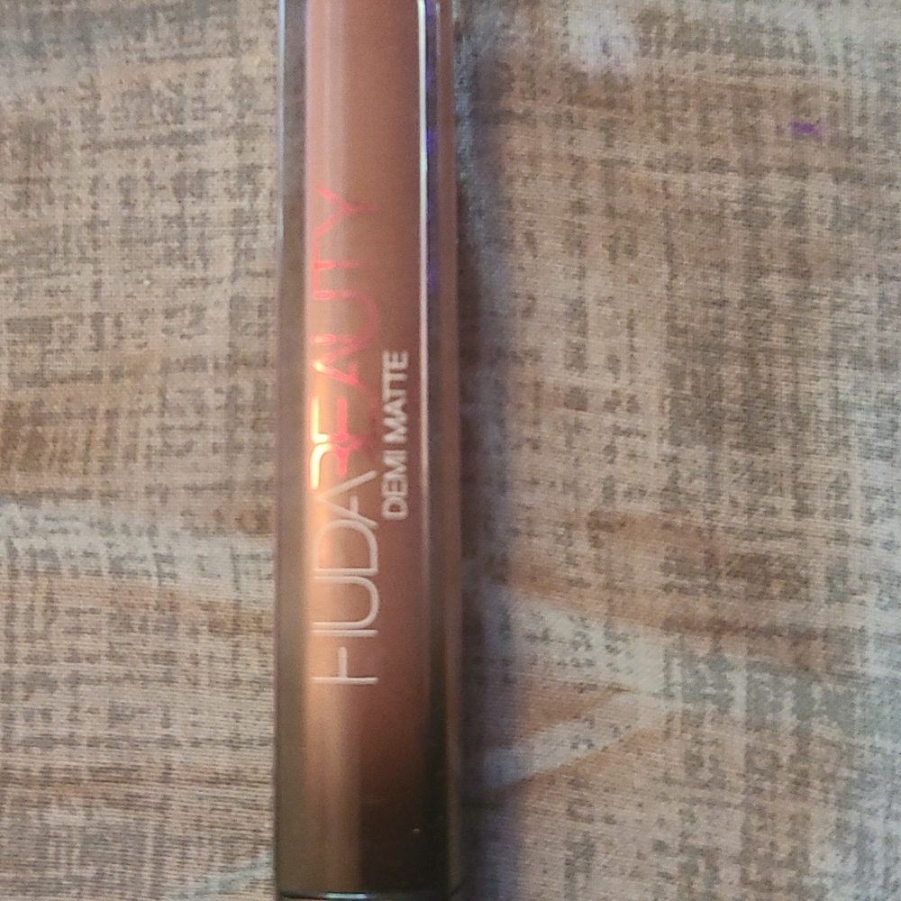 BN Huda Beauty Demi Matte Liquid Eyeshadow